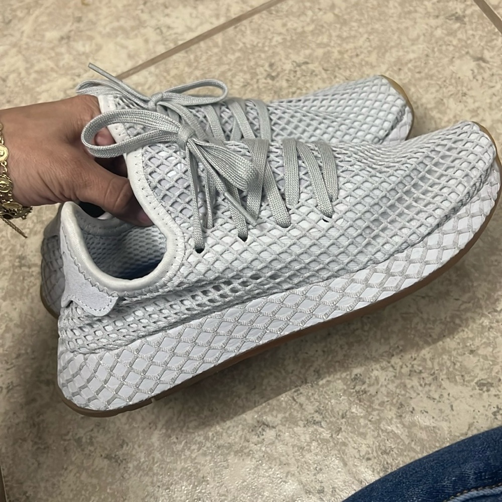 Adidas Deerupt in Light Gray / Size 4 Kids